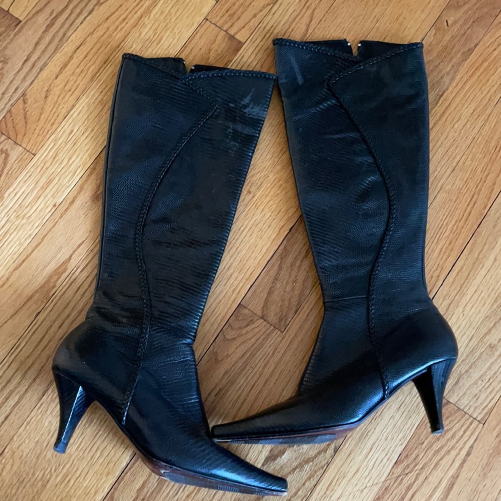 Absolutely stunning Besso Croco Black leather 2.5” kitten heel.